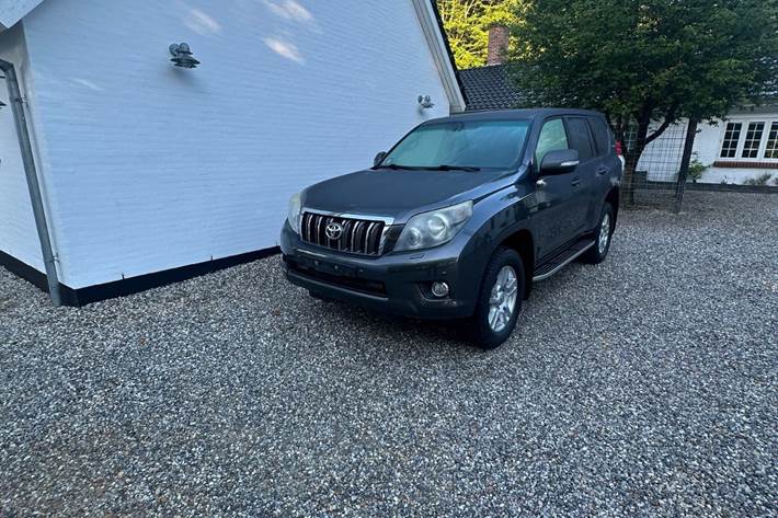 Grå Toyota Land Cruiser fra 2012