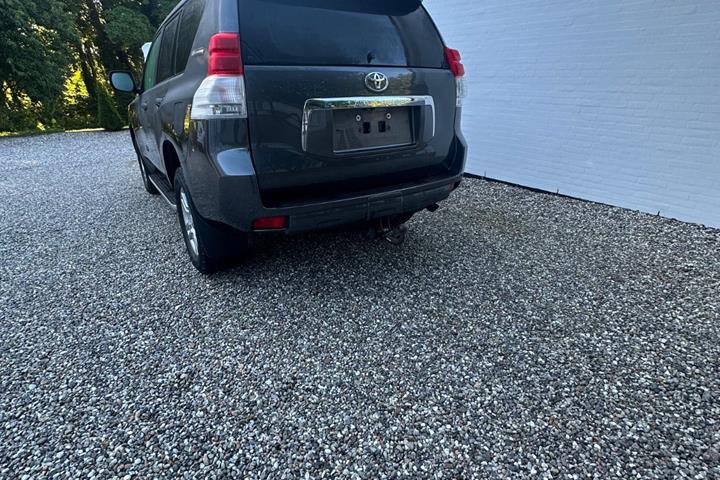 Grå Toyota Land Cruiser fra 2012