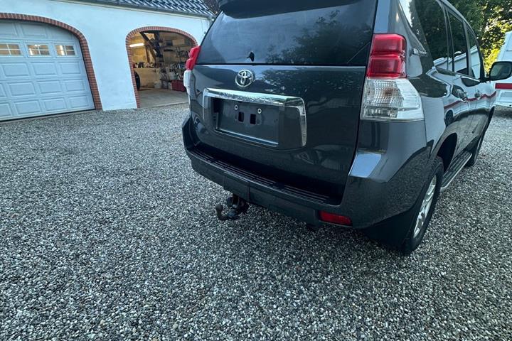 Grå Toyota Land Cruiser fra 2012