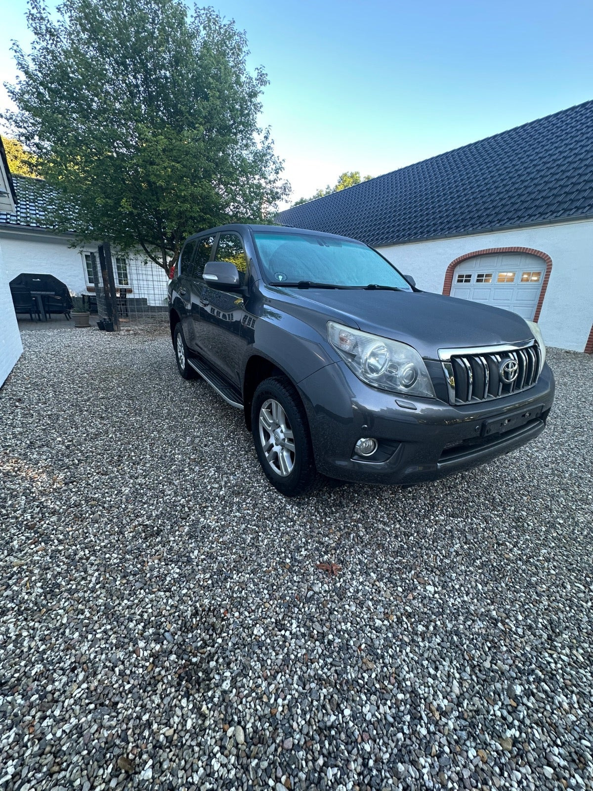 Grå Toyota Land Cruiser fra 2012