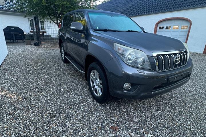 Grå Toyota Land Cruiser fra 2012
