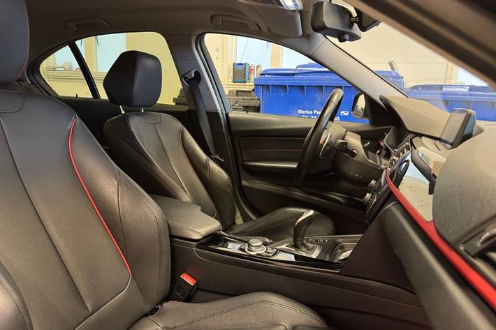 Sort BMW 328i fra 2012