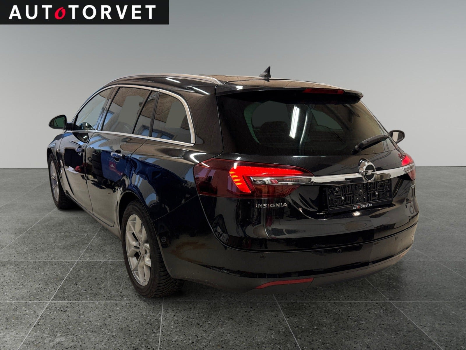 Sort Opel Insignia fra 2016