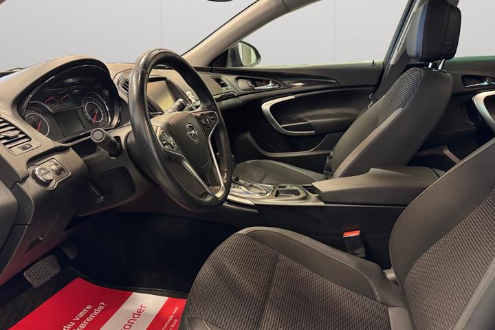 Sort Opel Insignia fra 2016