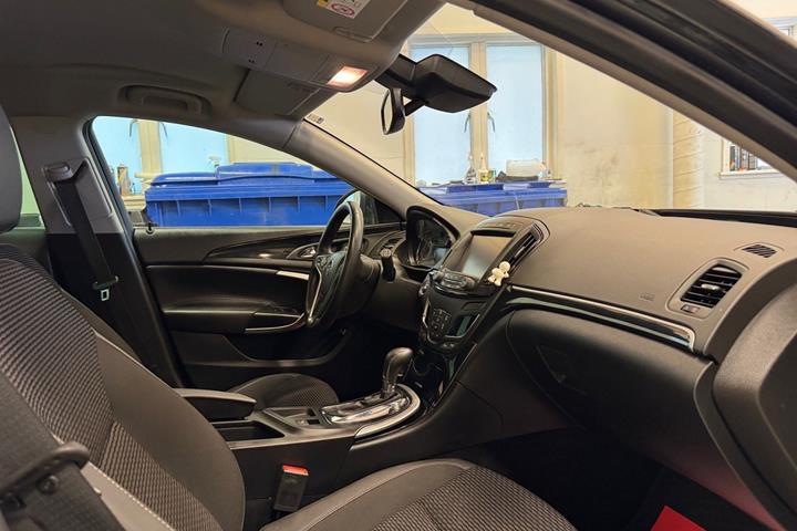 Sort Opel Insignia fra 2016