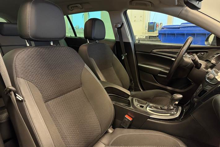 Sort Opel Insignia fra 2016