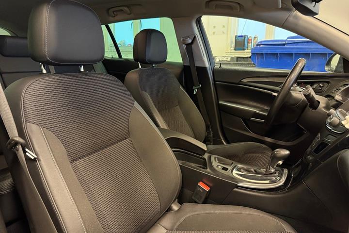 Sort Opel Insignia fra 2016