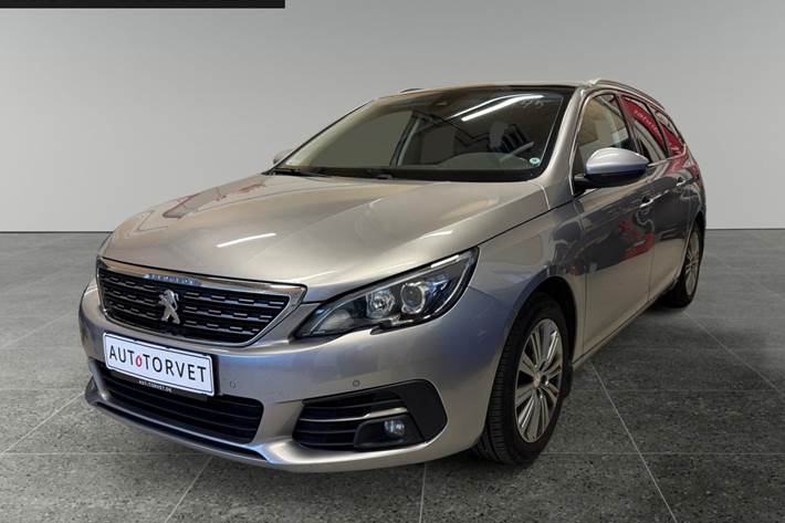 Sølv Peugeot 308 fra 2018 set udefra