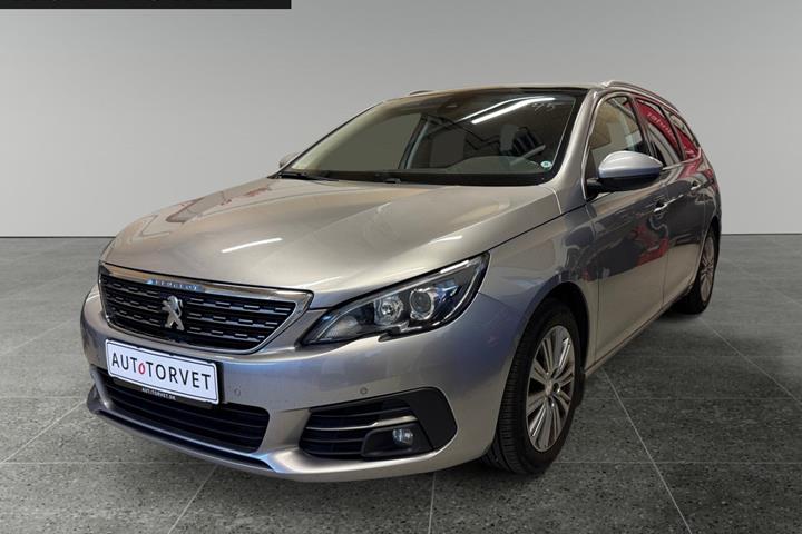 Sølv Peugeot 308 fra 2018 set udefra