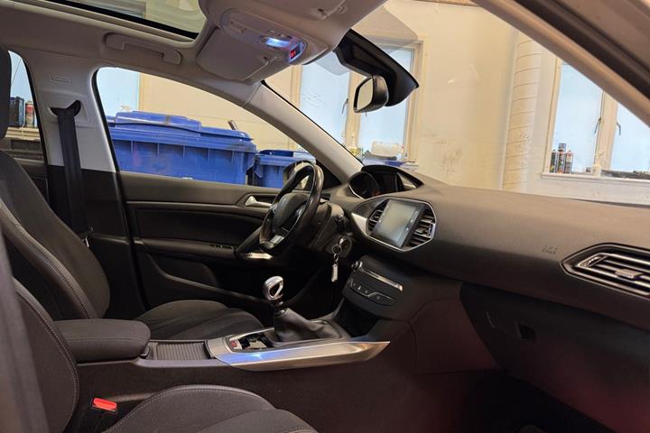 Sølv Peugeot 308 fra 2018