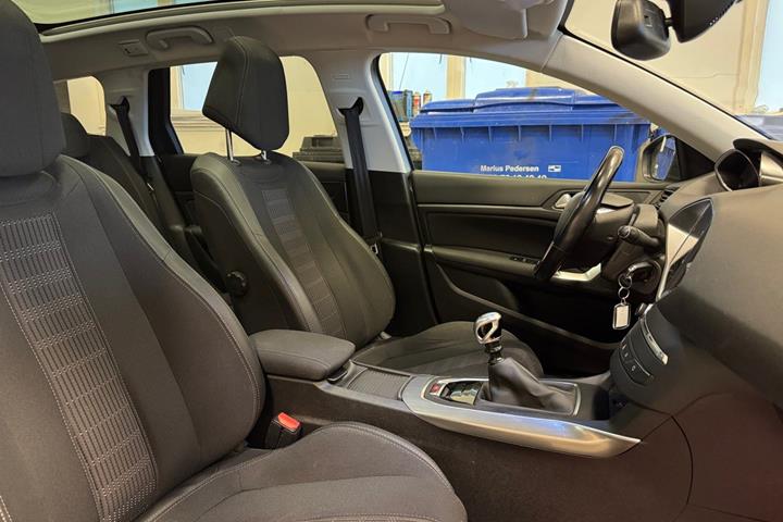 Sølv Peugeot 308 fra 2018