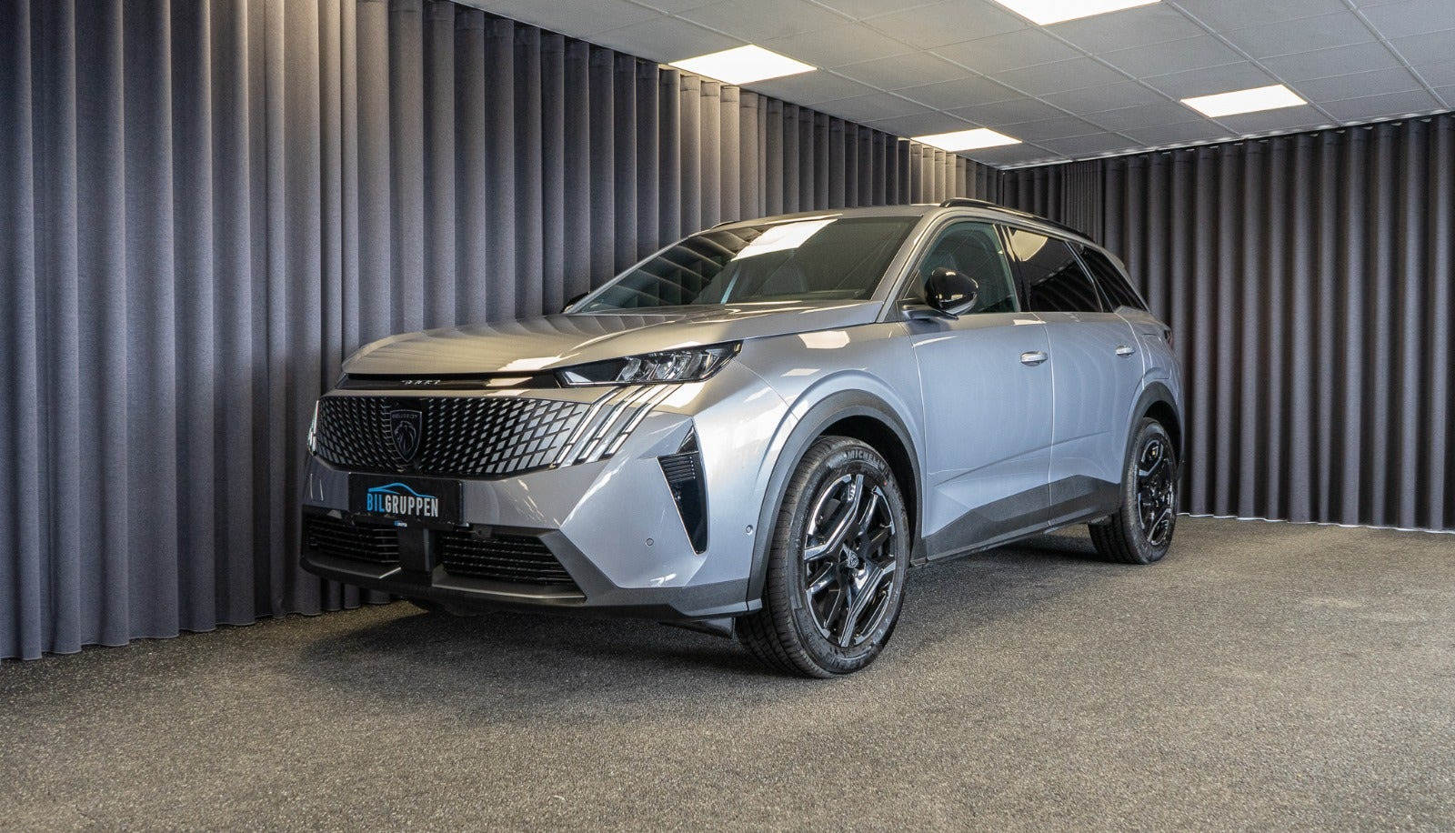 Grå Peugeot e-5008 fra 2024