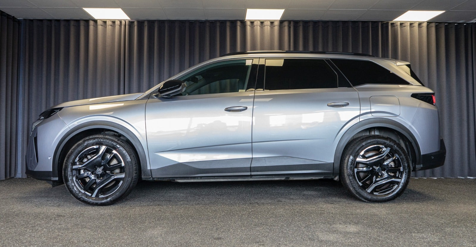Grå Peugeot e-5008 fra 2024