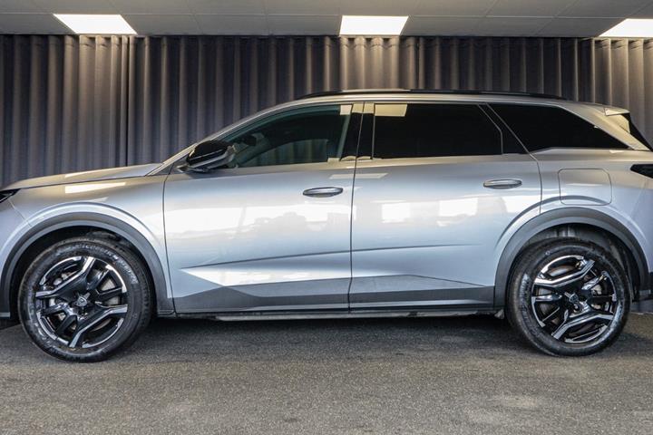 Grå Peugeot e-5008 fra 2024