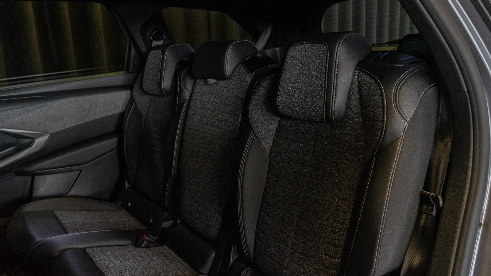 Grå Peugeot e-5008 fra 2024