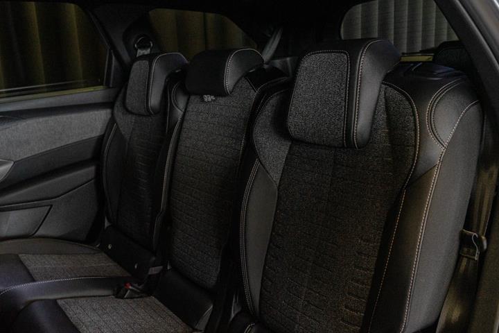 Grå Peugeot e-5008 fra 2024