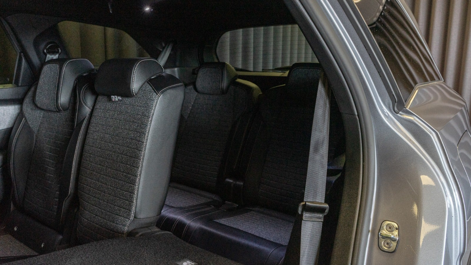 Grå Peugeot e-5008 fra 2024
