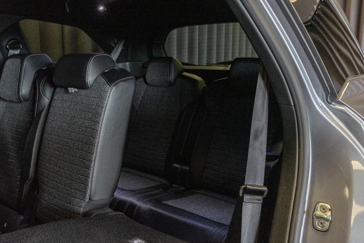 Grå Peugeot e-5008 fra 2024