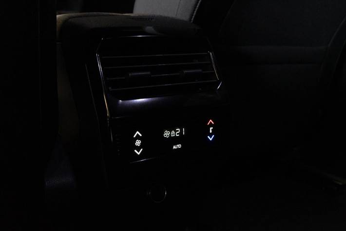 Grå Peugeot e-5008 fra 2024