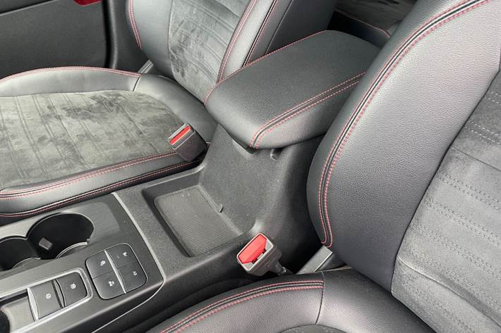 Grå Ford Kuga fra 2022