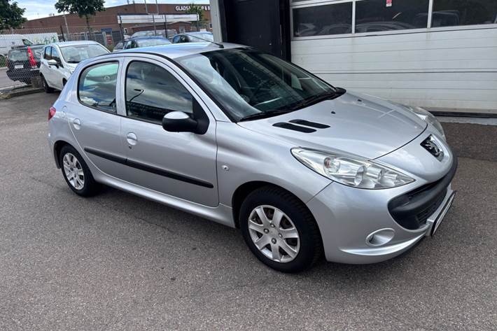 Sølv Peugeot 206+ fra 2011 set udefra