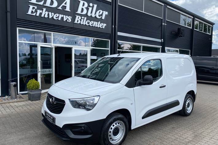 Hvid Opel Combo fra 2022 set udefra