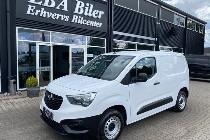 Hvid Opel Combo fra 2022 set udefra