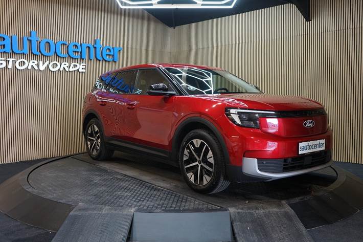 Rød Ford Explorer fra 2025 set udefra