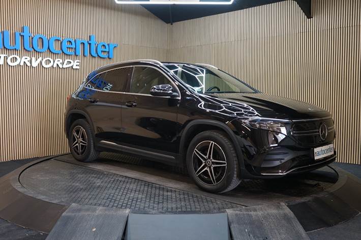Sort Mercedes EQA250 fra 2022 set udefra