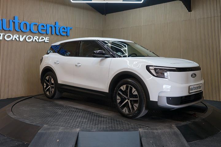 Hvid Ford Explorer fra 2025 set udefra