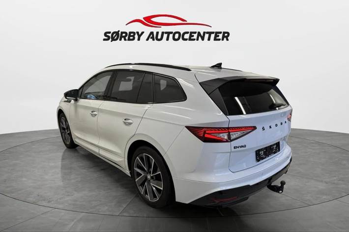 Hvid Skoda Enyaq fra 2024