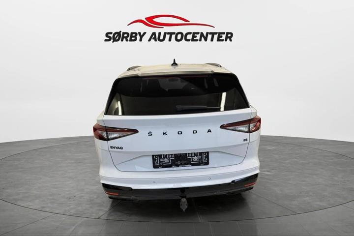 Hvid Skoda Enyaq fra 2024