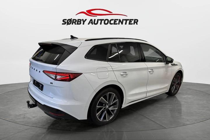Hvid Skoda Enyaq fra 2024