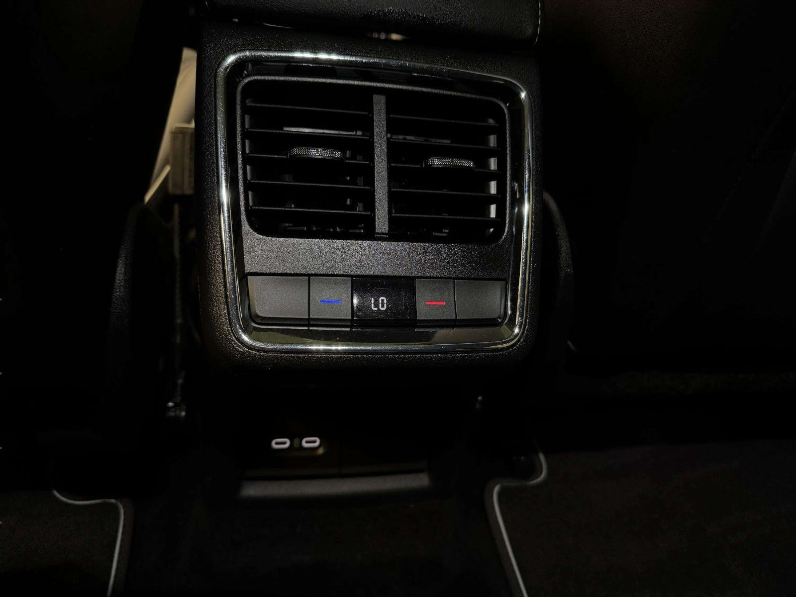 Hvid Skoda Enyaq fra 2024