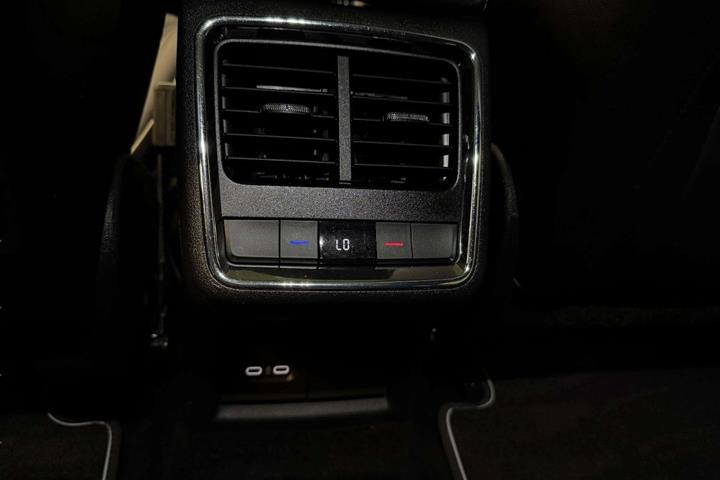 Hvid Skoda Enyaq fra 2024