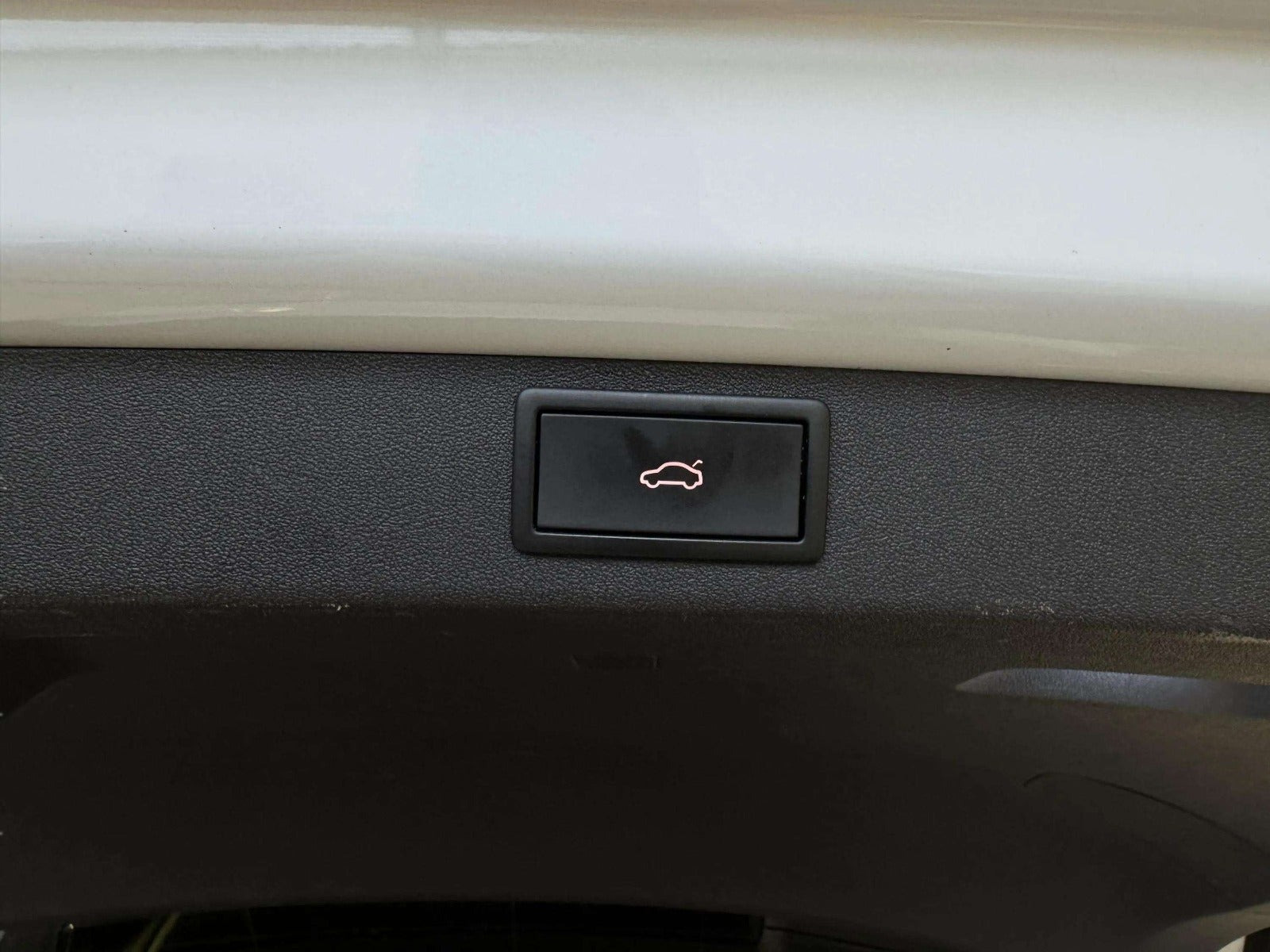 Hvid Skoda Enyaq fra 2024