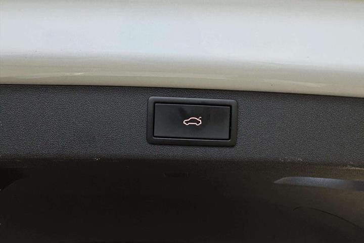 Hvid Skoda Enyaq fra 2024