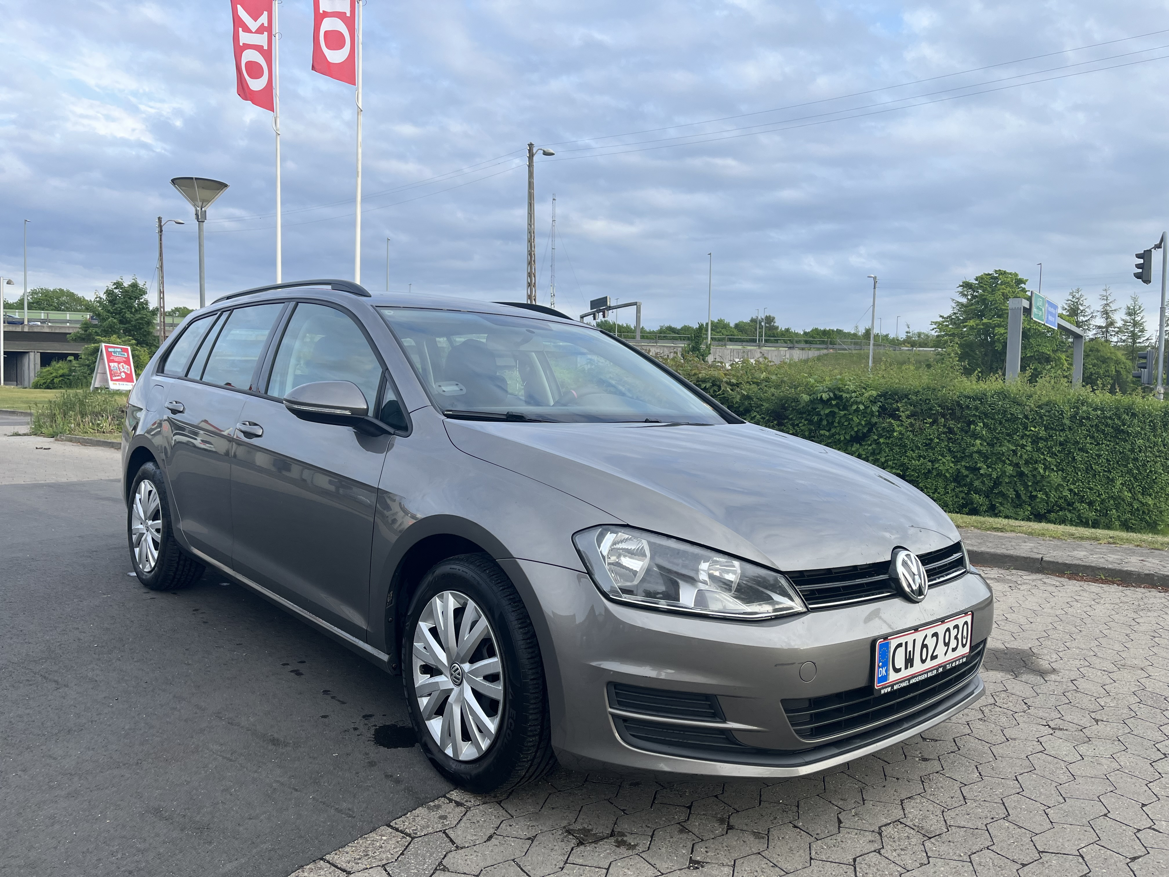 Grå VW Golf VII fra 2014