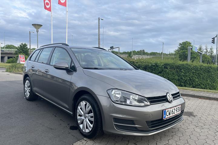 Grå VW Golf VII fra 2014
