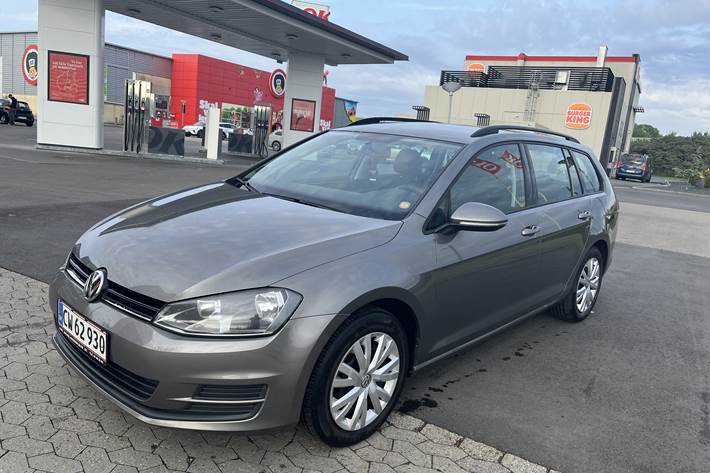 Grå VW Golf VII fra 2014