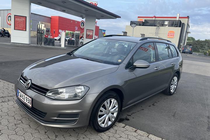 Grå VW Golf VII fra 2014