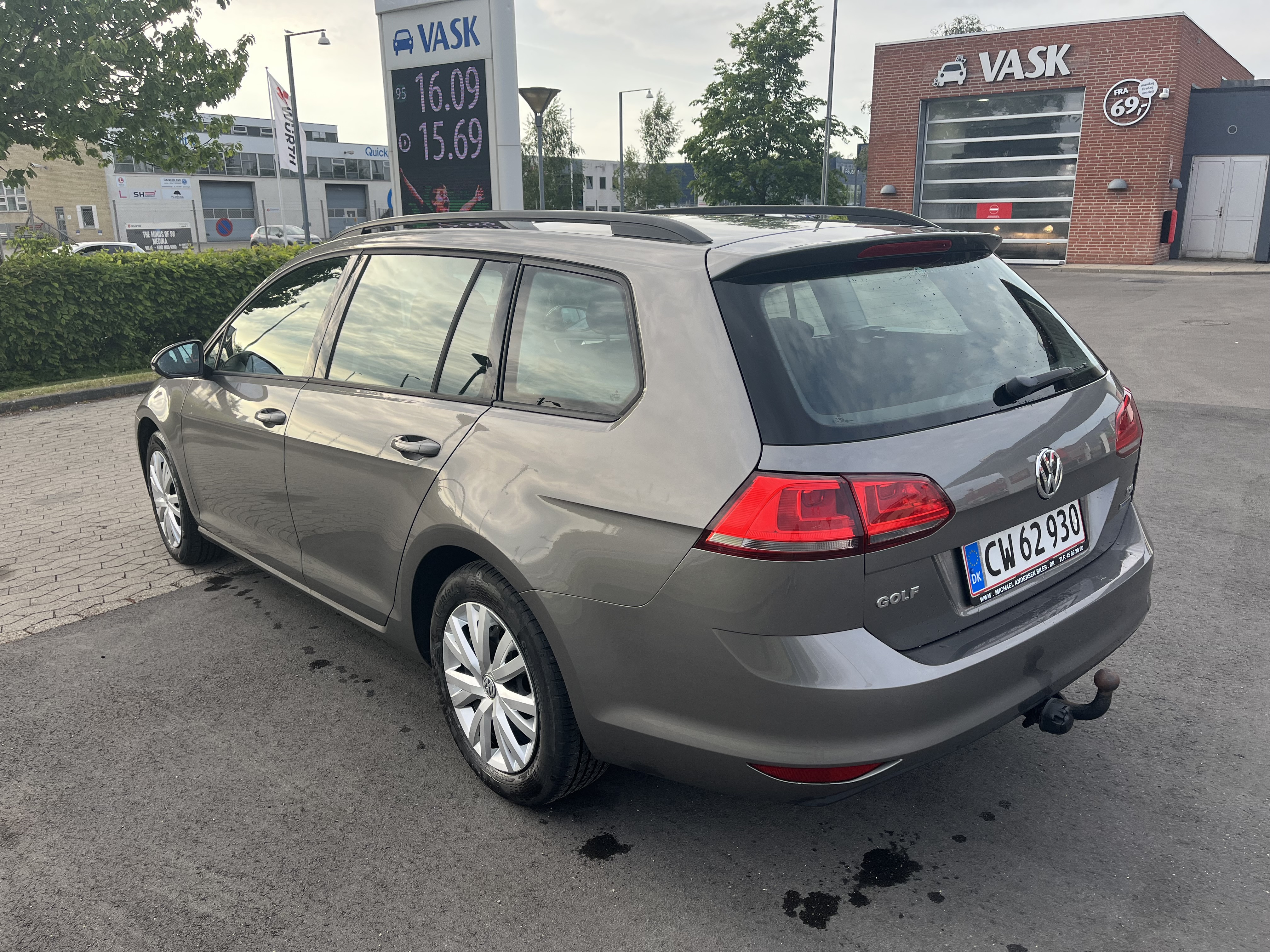 Grå VW Golf VII fra 2014