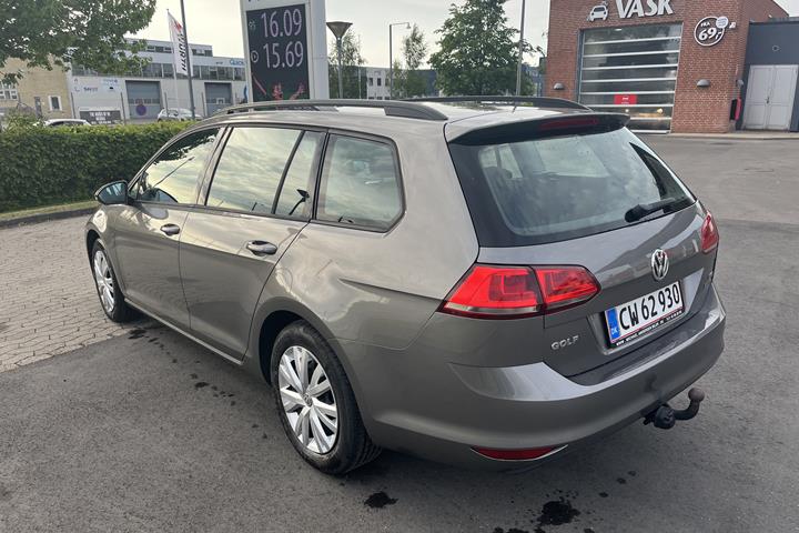 Grå VW Golf VII fra 2014