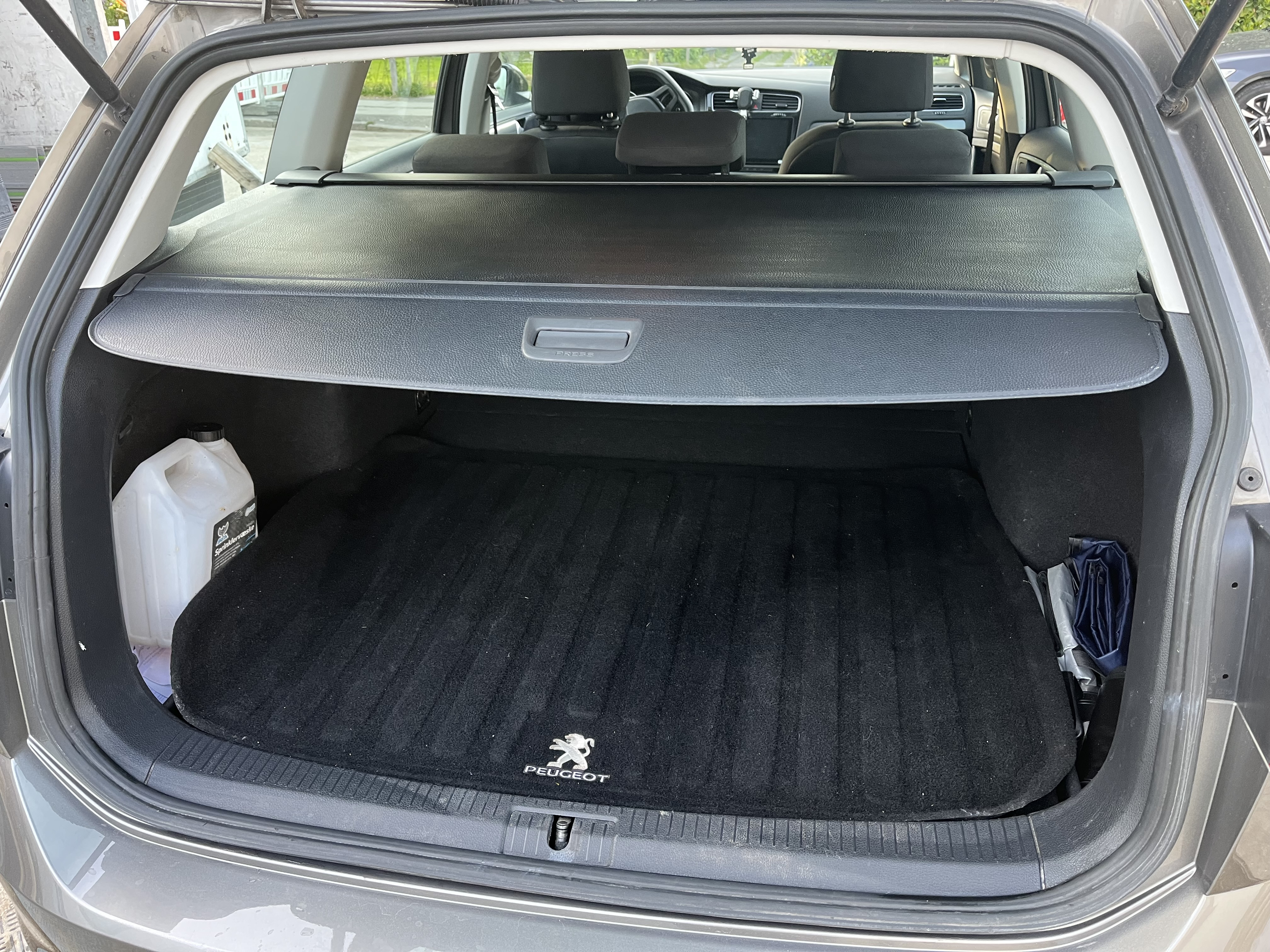 Grå VW Golf VII fra 2014