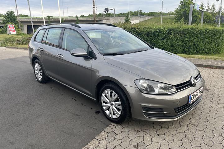 Grå VW Golf VII fra 2014