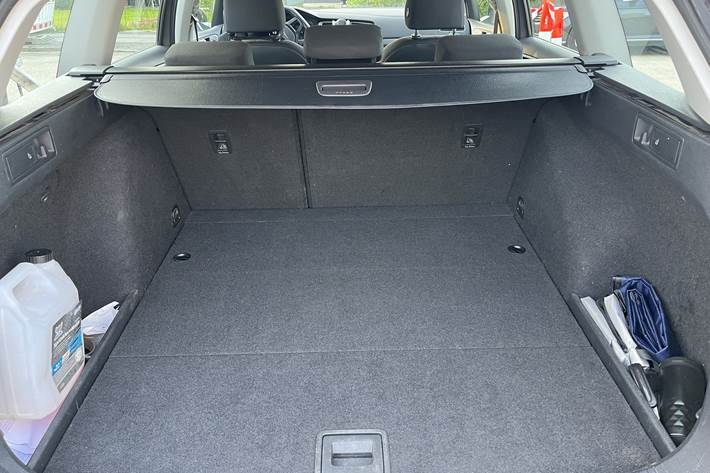 Grå VW Golf VII fra 2014