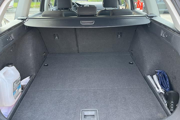 Grå VW Golf VII fra 2014