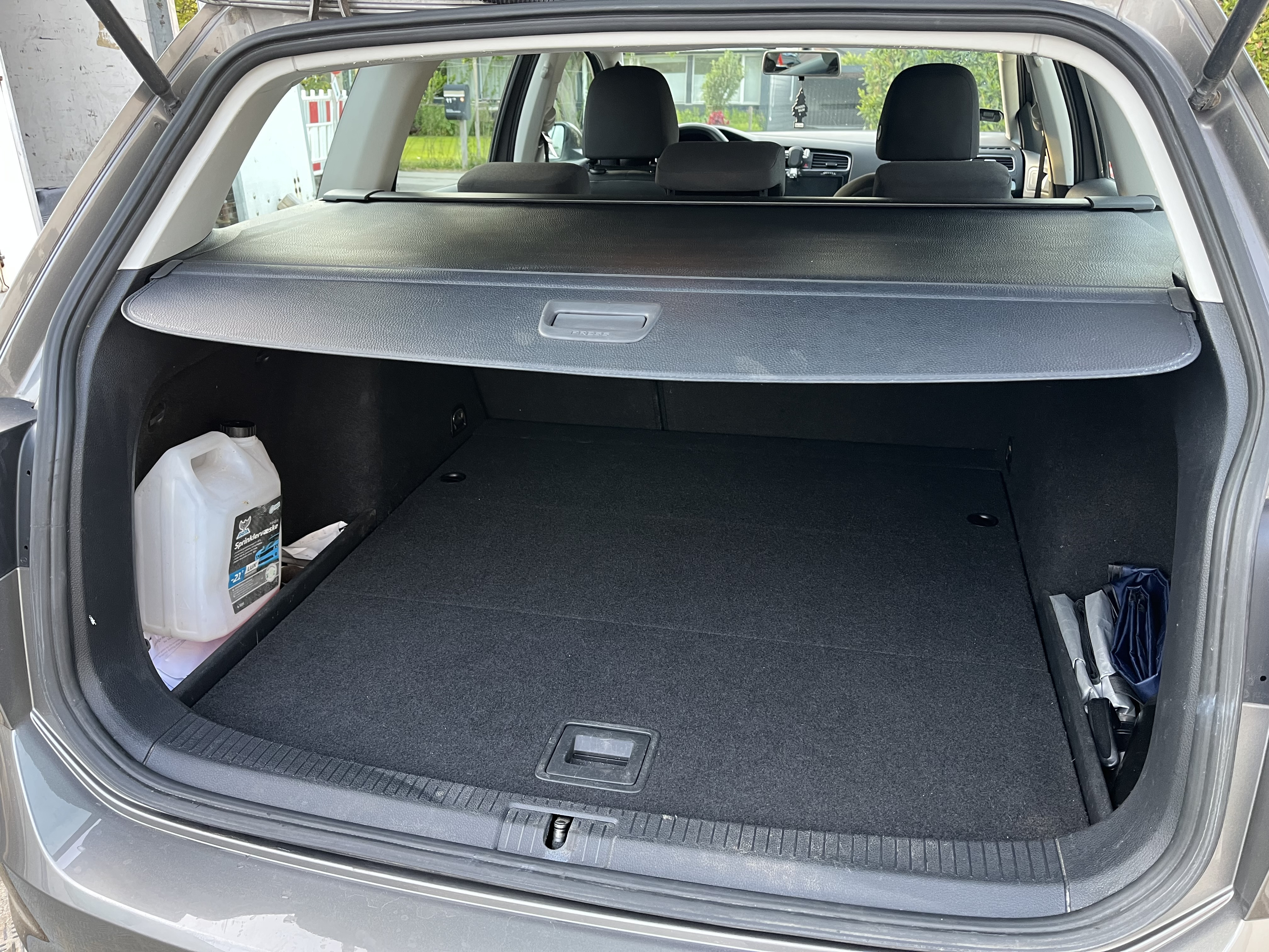 Grå VW Golf VII fra 2014