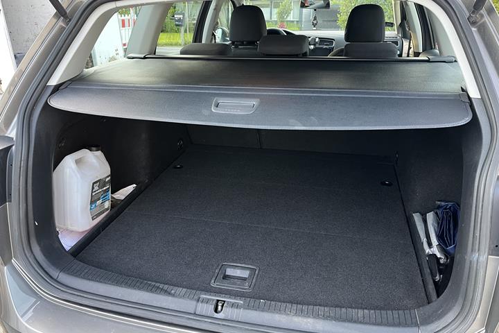 Grå VW Golf VII fra 2014