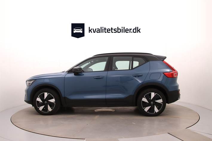 Blå Volvo XC40 fra 2024